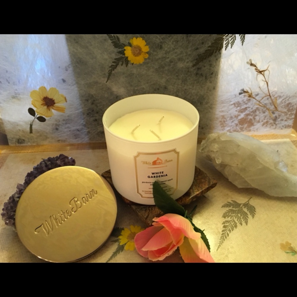 WHITE GARDENIA Scented Candle with Natural Essential Oils.